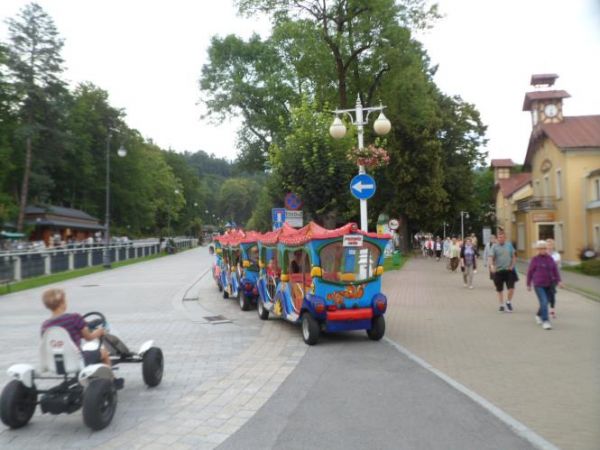 Bulwary Dietla - a tam ciuchcia dla dzieci, po prawej deptak - tu przy Starych Łazienkach Mineralnych. Przy postaci dra Dietla - zapraszam do galerii m. Iwonicz