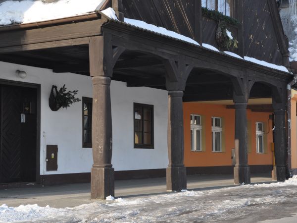 Rakoniewice, domy podcieniowe na rynku.