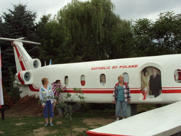 pomnik - replika samolotu z katastrofy smoleńskiej - z parą prezydencką.