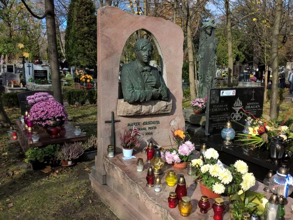 Wszystkich Świętych na Rakowicach .Twierdzimy wszak" Memento Mori" jednak w przypadku Marka Grechuty bardziej pasuje "„Non omnis moriar” – .