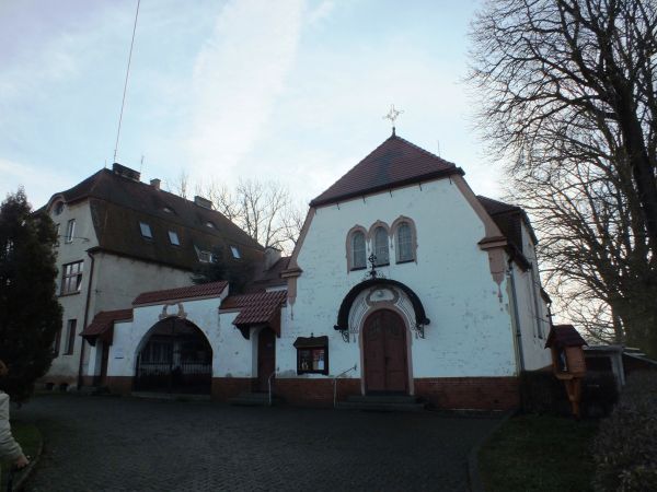 Kościół Najśw.Serca Pana Jezusa a "doklejony " po lewej stronie budynek to przedwojenny dom starców obecnie mieszkalny, wielorodzinny