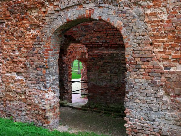 Żmigród - Zespół pałacowo - parkowy - ruiny pałacu Hatzfeldtów