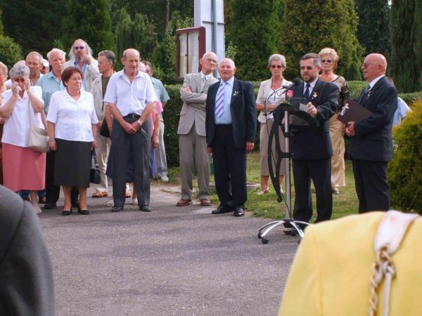 Starsza fotka, dzień Sybiraka, modlitwa przy pomniku Sybiraka.