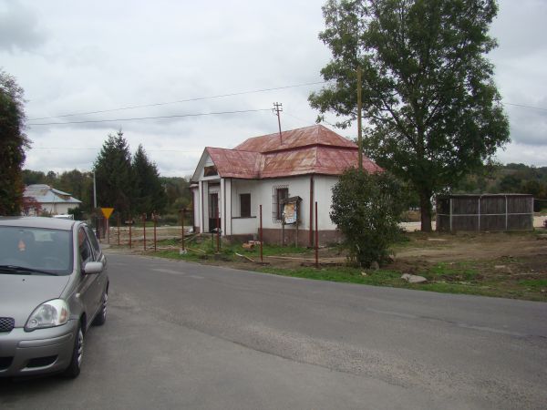 Dom Ubogich z XIX wieku, budynek szpitalny dla weteranów wojennych, do niedawna mieszczący galerię KGW "Pod Jesionami", gdzie prezentowana jest twórczość miejsc