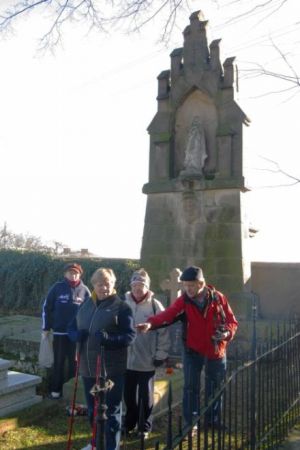 Kwatera grobowa pp. Potockich na miejscowym cmentarzu - przy drodze na Kalwarię. Na baszcie nagrobnej - pod figurą w płycinie - tarcza herbowa Potockich - Pilaw