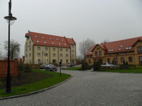 Kompleks hotelowo restauracyjny w odnowionych budynkach gospodarczych pałacu