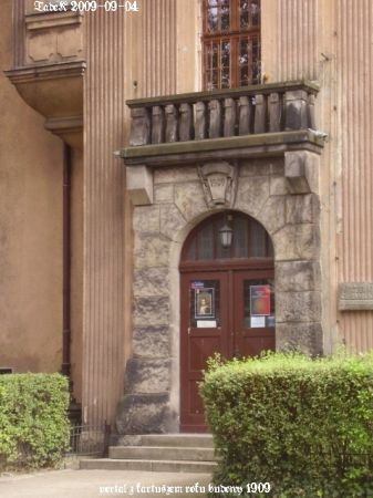 Wejście - portal z rokiem budowy - przed stu laty - 1909