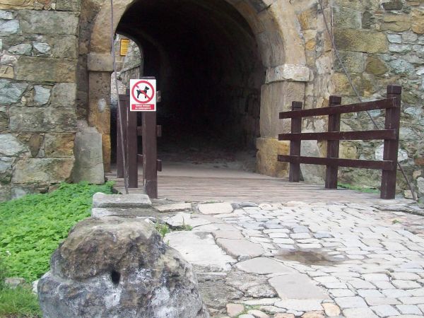 Twierdza Kłodzko  – dobrze zachowana, duża twierdza w Kłodzku będąca systemem obronnym z okresu XVII i XVIII wieku. Spis treści