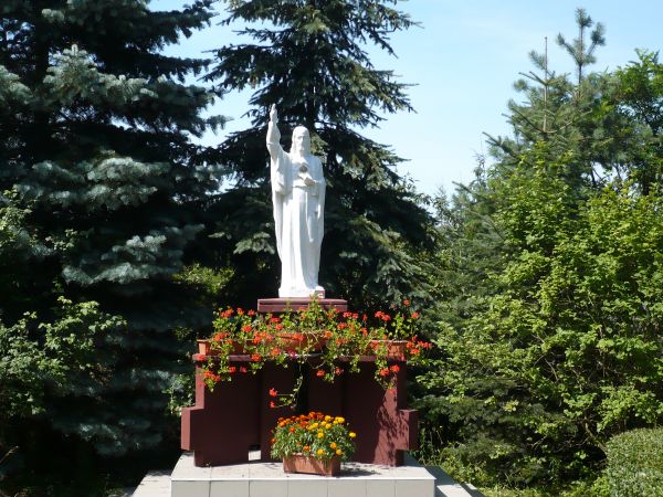 Figura Serca Pana Jezusa naprzeciwko kościoła.