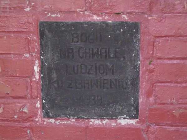 tablica wmurowana w postument kapliczki przydrożnej - wkrótce 80 lat mieć będzie - szanujmy przodków przesłania i niech trwają ku wotywnej chwale...