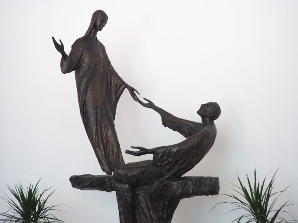 w nowym kościele, w kaplicy bocznej po lewej : przedstawienie  Matki Boskiej -  w formie rzeźby, podającej rękę potrzebującemu dla uzdrowienia chorego, jest gor