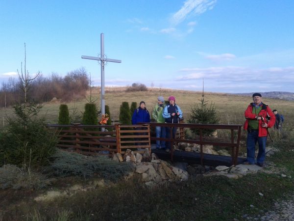 z pieśni : "Kocham te polskie drogi i te nasze rozstaje, / Na których od dziada, pradziada Krzyż Chrystusowy staje..." - tu, przy gościńcu, z Niebieszczan do Zb