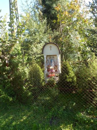 kapliczka maryjna - przydomowa - zadbana, ukwiecona.
