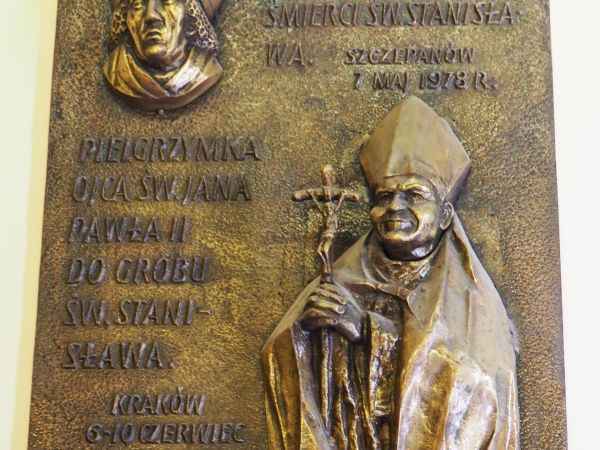 Nasz Papież Jan Paweł II pielgrzymował  do grobu męczennika ze Szczepanowa - i o tym ta tablica - na wspomnienie i pamięć potomnym.
