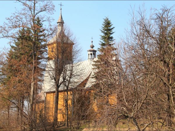 Kościół filialny pw. św. Jana Chrzciciela wzniesiony zapewne ok. poł. XVII w. (wg tradycji jeszcze w XVI w.). Wielokrotnie restaurowany i przebudowywany.  Wokół
