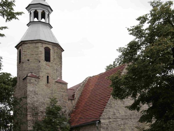 Reformacja dotarła tutaj za panowania ks. legnickiego Fryderyka II. Już w 1542 r. we wsi powstała jedna z pierwszych parafii ewangelickich. W 1696 r. ochrzczony