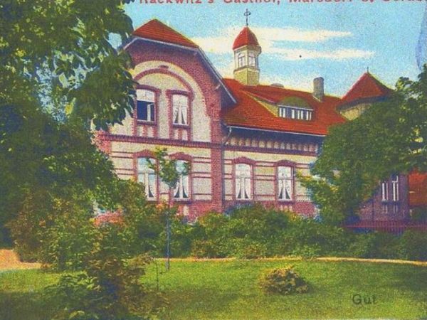 Zdjęcie zapożyczone z portalu Nasza Klasa. Myślę że nie naruszyłem praw autorskich ale tak wyglądała obecna Świetlica Wiejska dawniej.