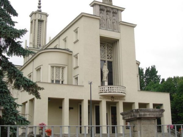 Niepokalanów - sanktuarium, ("Gród Maryi"), położone na terenie miejscowości Paprotnia w gminie Teresin, około 40 km na zachód od Warszawy,powstał w 1927r, na z