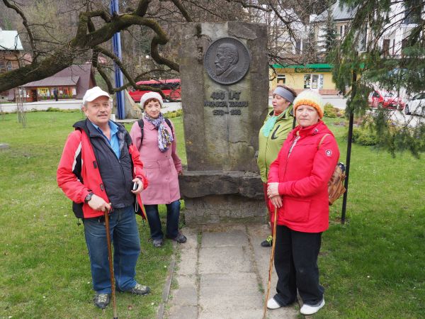 przed pomnikiem : dla uczczenia 400 lat uzdrowiska i Wojciech Oczko na medalionie, po otoku : przybliżenie postaci.