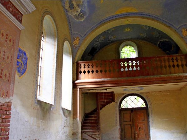 Murowana cerkiew p.w. Opieki NMP . Zbudowana w 1913 r. Wewnątrz cenna polichromia. W latach 1947-71 - magazyn. Obecnie opuszczona i zaniedbana.