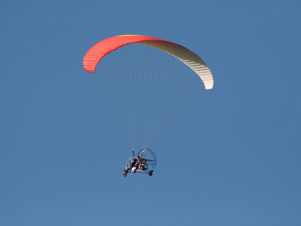 Paralotnia w powietrzu, lotnisko Korne