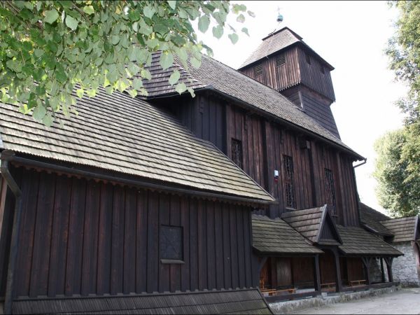 Gotycki , drewniany kościół p.w. Św. Marii Magdaleny wybudowany w 1595 roku  o charakterze obronnym.