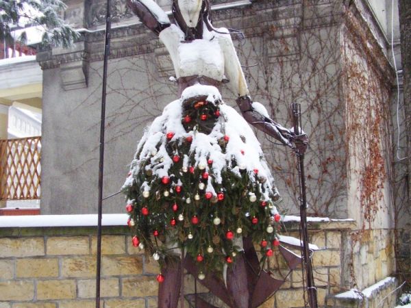 Przed Piwnicą Paryską - siedzibą Via Sudetica i animatora Gliniady (Glinoludów w Bolesłacu). Tą fotkę nazwałem "paryską panienką w świątecznej zimowej spódniczc