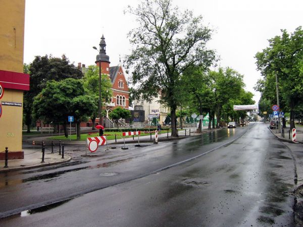 Kętrzyn,ul. Sikorskiego przebiegająca przez Plac Piłsudskiego,z lewej elektryczny Ratusz,2012-0611