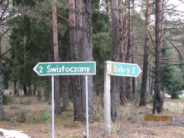 Rozstaje drog. Kierunkowskazy wskazuja droge do Swisloczan jak i Zubrow.