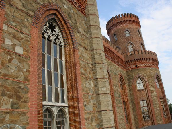 mury pałacowe - wyróżnia się krenelaż zwieńczający m.in. basztę obronną.