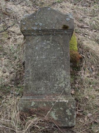 kamienna podstawa pod krzyż nagrobny - na cmentarzu ewangelickim.