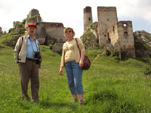 Zamek Olsztyn w XIV wieku wzniósł król Kazimierz Wielki. W swej historii był on m.in. atakowany przez wojska arcyksięcia Maksymiliana Habsburga - 1587r. oraz Sz