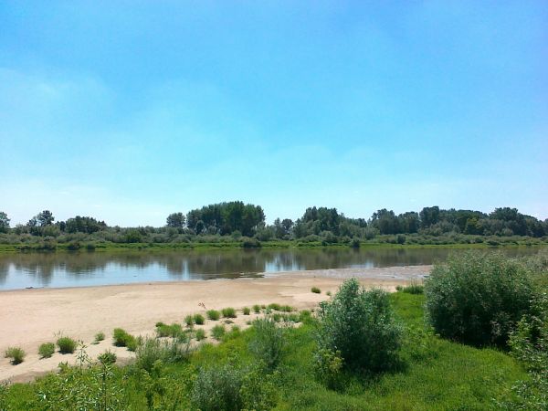 "..  to już lato o już lato słoneczniej serca biją  i wakacyjna miłość ".Kabaret OTTO.       Wisła latem powoli odkrywa plaże .