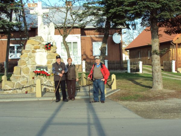 obok pomnika powstańczego, niepodległościowego, wojenne ofiary - upamiętnia.