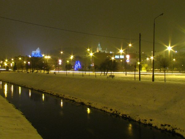 Będzińska promenada w zimowy wieczór.