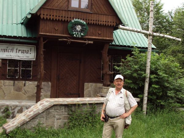 przy Muzeum Turystyki Górskiej na Jaworzynie Krynickiej - krzyż upamiętnia ofiary akcji ratowniczych - turystów, przewodników górskich i ratowników.