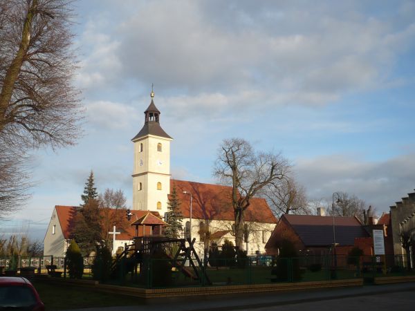 Przy ul. Wrocławskiej dwa kościoły po prawej kościół p.w Św. Anny z 1627r.