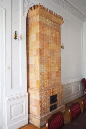 piec to nie taki zwyczajny bo i kafle pewnie markowe, i komnatę z Pałacu Walewskich ogrzać zdoła - a kubatura duża.