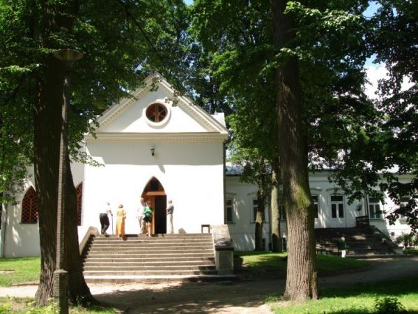 Neogotycka kaplica z l. 1826-46, z grobowcami Jabłonowskich i Lubomirskich, na miejscu modrzewiowego dworku Kochanowskich;