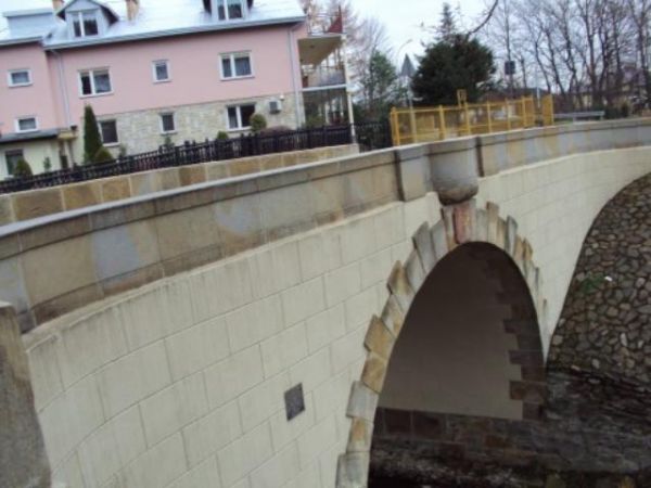 most kamienny z 1782r. jednoprzęsłowy o konstrukcji łukowej o dł. 16,4m, rozpiętość 5,95m, przęsło o wys. 5,35m, balustrady - w połowie: kartusz z herbowy i kam