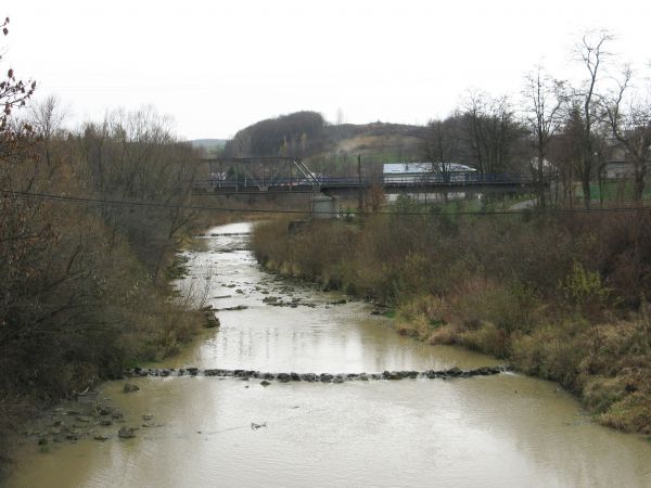widziane z wiszącej nad Wisłokiem kładki dla pieszych, most kolejowy, dalej - most drogowy, a dalej...dalej zapora na Wisłoku i Zalew Beski. Wspomnę, że Wisłok