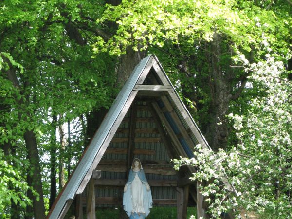 do lat 80-tych XX wieku we dworze mieszkały Siostry Służebniczki, w 1987r. kompleks dworski przechodzi w ręce Diecezji Przemyskiej - na zdjęciu: ubogacenie, upo