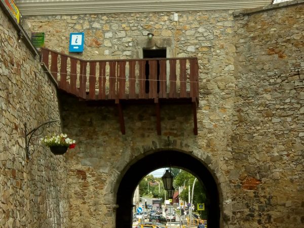 Pozostałości murów obronnych z bramą Warszawską