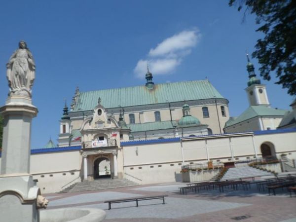 zespół klasztorny i bazylika są drugim co do wielkości bernardyńskim sanktuarium maryjnym. Przy temacie : zapraszam do galerii m. Skępe i tam też polecam opisy