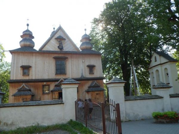 fasadę główną kościoła zdobi wizerunek patrona świątyni świętego Michała Archanioła, kościół otoczony starodrzewem lipowo-jaworowym, ogrodzenie  murowane z XIXw