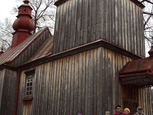 przy cerkwi - n/z widać zadaszenie przed progiem a tam na stropie wizerunek przedstawia "Oko Opatrzności" - polecam inne zdjęcia.