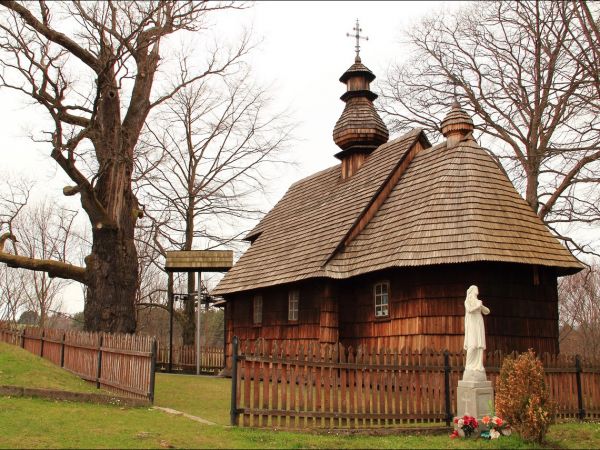 Drewniana cerkiew greckokatolicka p.w. Narodzenia NMP w Łodzinie. Zbudowana w 1743 roku. Obecnie filialny kościół rzymskokatolicki .