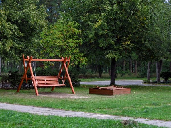 Huśtawka rodzinna przy bloku mieszkalnym przy ulicy Słowackiego 3