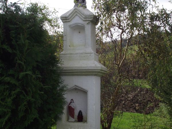 na terenie Woli Jaworowej - kiedyś osobnej wsi, dzisiaj należącej do sołectwa Wola Sękowa - jest wiele kapliczek i krzyży przydrożnych i śródpolnych. Były przes