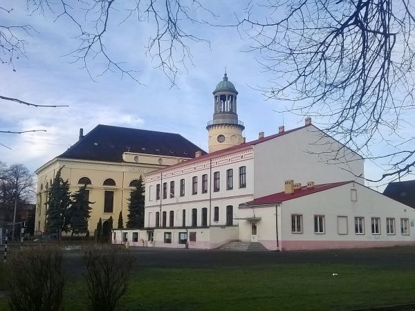 Gimnazjum Nr 1 im.Henryka Sienkiewicza ul. Szarych Szeregów 3, 63-900 Rawicz tel. (065) 545-26-68 www:   		e-mail:   	gimrawicz@wp.pl